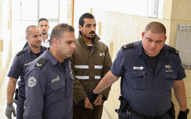Sanad Al-Turman, le suspect d'un attentat à la voiture piégée qui a blessé une douzaine de soldats près de la première gare de la Tahana HaRishona, est vu au tribunal de district de Jérusalem le 11 mars 2020 (Crédit : Olivier Fitoussi/Flash90) Sanad Al-Turman, le suspect d'un attentat à la voiture piégée qui a blessé une douzaine de soldats près de la première gare de la Tahana HaRishona, est vu au tribunal de district de Jérusalem le 11 mars 2020 (Crédit : Olivier Fitoussi/Flash90)