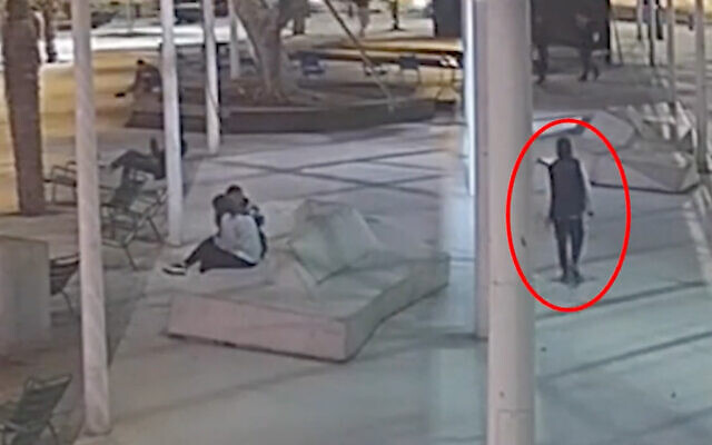 Un suspect dans une affaire de viol collectif vu dans une vidéo de surveillance quelques instants avant son arrestation. (Crédit : Police israélienne)