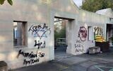 Illustration : Graffiti antisémite sur le Temple De Hirsch Sinai à Seattle, le 16 avril 2023. (Crédit : Capture d'écran/Twitter ; utilisée conformément à la clause 27a de la loi sur le droit d'auteur)