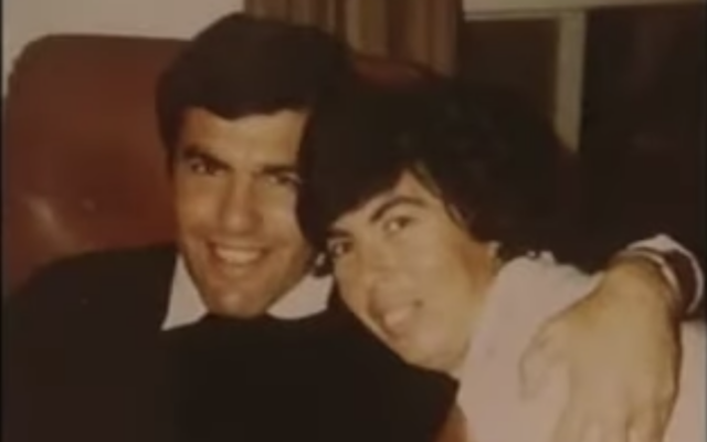 Raya Harnik, à droite, et son fils Gony, qui sera tué lors de la Première Guerre du Liban en 1982. (Crédit : Capture d'écran YouTube)