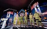 Des soldats ultra-orthodoxes sur la scène lors d'une cérémonie de Yom HaZikaron pour les soldats haredim tombés au combat, à Jérusalem, le 24 avril 2023. (Crédit : Chaïm Tovito)