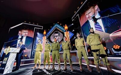 Des soldats ultra-orthodoxes sur la scène lors d'une cérémonie de Yom HaZikaron pour les soldats haredim tombés au combat, à Jérusalem, le 24 avril 2023. (Crédit : Chaïm Tovito)