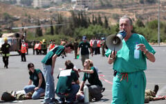 L'école de médecine Hadassah a réalisé un exercice simulant une attaque terroriste de masse, au stade Teddy de Jérusalem. Le professeur Avi Rivkind, chef du département de traumatologie, donne des ordres. 22 juillet 2009. (Crédit : Yossi Zamir/Flash90)