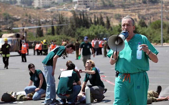 L'école de médecine Hadassah a réalisé un exercice simulant une attaque terroriste de masse, au stade Teddy de Jérusalem. Le professeur Avi Rivkind, chef du département de traumatologie, donne des ordres. 22 juillet 2009. (Crédit : Yossi Zamir/Flash90)