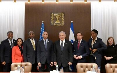 Le Premier ministre Benjamin Netanyahu (c) rencontre une délégation de démocrates du Congrès dirigée par le chef de la minorité de la Chambre des représentants Hakeem Jeffries à Jérusalem le 24 avril 2024 (Crédit : Amos Ben Gershom/GPO)