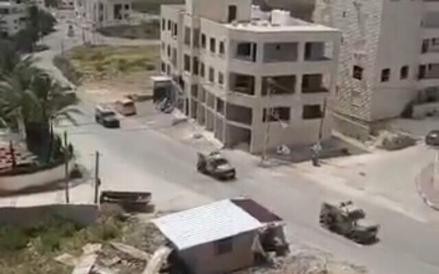 Un convoi de véhicules de Tsahal est vu dans la ville de Jénine, en Cisjordanie, le 28 avril 2023. (Crédit : Capture d'écran/Twitter) Un convoi de véhicules de Tsahal est vu dans la ville de Jénine, en Cisjordanie, le 28 avril 2023. (Crédit : Capture d'écran/Twitter)