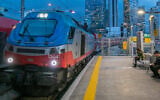 Illustration :  Un train dans une gare de Tel Aviv le 29 décembre 2021. (Crédit : Yossi Aloni/Flash90)