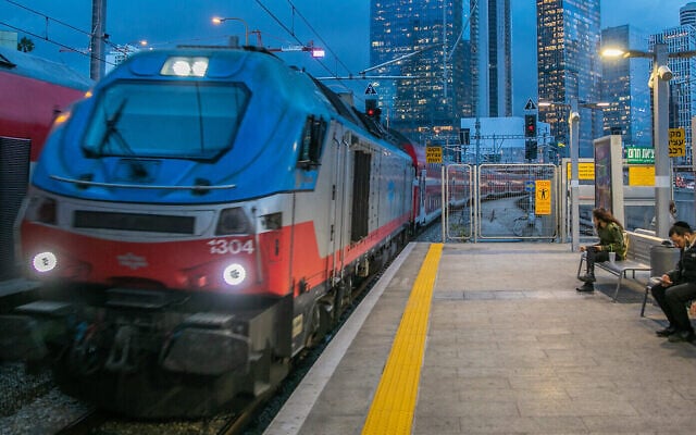 Illustration : Un train dans une gare de Tel Aviv le 29 décembre 2021. (Crédit : Yossi Aloni/Flash90) Illustration : Un train dans une gare de Tel Aviv le 29 décembre 2021. (Crédit : Yossi Aloni/Flash90)