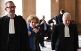 L'avocat français de l'Association française des victimes du terrorisme (AFVT) David Pere (G), Corinne Adler, une victime âgée de 13 ans à l'époque, et l'avocat français de l'Association française des victimes du terrorisme (AFVT) Antoine Casubolo Ferro assistent à l'ouverture du procès par contumace de Hassan Diab, accusé de l'attentat à la bombe de 1980 contre la synagogue de la rue Copernic, au Palais de Justice de Paris, le 3 avril 2023. (Crédit : Bertrand Guay/AFP)