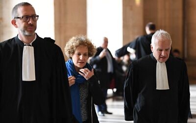 L'avocat français de l'Association française des victimes du terrorisme (AFVT) David Pere (G), Corinne Adler, une victime âgée de 13 ans à l'époque, et l'avocat français de l'Association française des victimes du terrorisme (AFVT) Antoine Casubolo Ferro assistent à l'ouverture du procès par contumace de Hassan Diab, accusé de l'attentat à la bombe de 1980 contre la synagogue de la rue Copernic, au Palais de Justice de Paris, le 3 avril 2023. (Crédit : Bertrand Guay/AFP)
