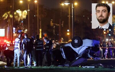La police israélienne et les services d'urgence travaillent autour d'une voiture impliquée dans une attaque à la voiture bélier à Tel Aviv, Israël, le 7 avril 2023. (Crédit : Oren Ziv/AP). Encadré : le touriste italien Alessandro Parini, 35 ans, originaire de Rome, a été tué dans l'attentat. (Crédit : Médias italiens)