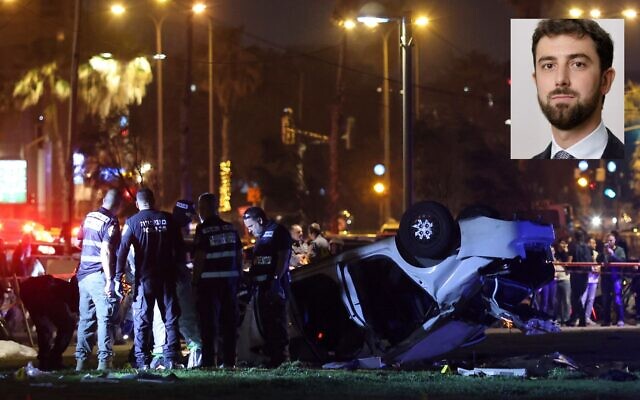 La police israélienne et les services d'urgence travaillent autour d'une voiture impliquée dans une attaque à la voiture bélier à Tel Aviv, Israël, le 7 avril 2023. (Crédit : Oren Ziv/AP). Encadré : le touriste italien Alessandro Parini, 35 ans, originaire de Rome, a été tué dans l'attentat. (Crédit : Médias italiens) La police israélienne et les services d'urgence travaillent autour d'une voiture impliquée dans une attaque à la voiture bélier à Tel Aviv, Israël, le 7 avril 2023. (Crédit : Oren Ziv/AP). Encadré : le touriste italien Alessandro Parini, 35 ans, originaire de Rome, a été tué dans l'attentat. (Crédit : Médias italiens)