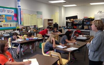Illustration : une salle de classe à la Lippman School, une école juive d'Akron, dans l'Ohio, en août 2014. (Crédit : Uriel Heilman)