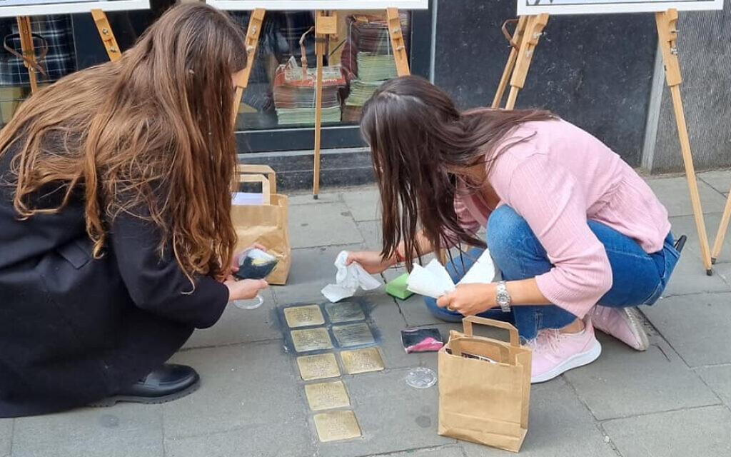 Des bénévoles juifs nettoyant des Stolpersteine (pierres d'achoppement) à Bruxelles, en Belgique, lors d'un événement de nettoyage des Stolpersteine organisé conjointement avec l'Association juive européenne à l'occasion de Yom HaShoah, le 27 avril 2022. (Crédit : Make Their Memory Shine) Des bénévoles juifs nettoyant des Stolpersteine (pierres d'achoppement) à Bruxelles, en Belgique, lors d'un événement de nettoyage des Stolpersteine organisé conjointement avec l'Association juive européenne à l'occasion de Yom HaShoah, le 27 avril 2022. (Crédit : Make Their Memory Shine)