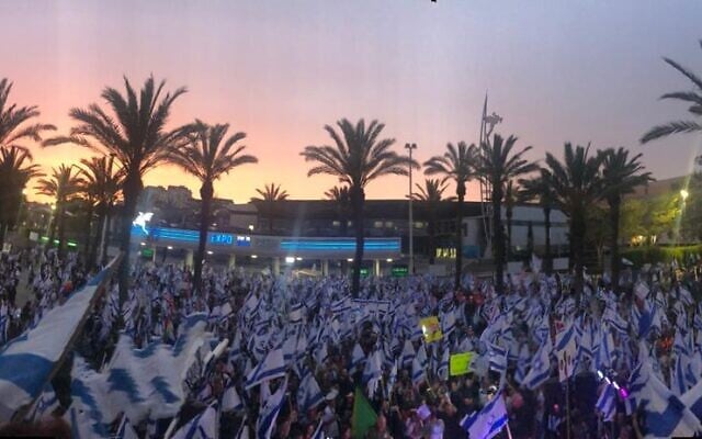 Les manifestants contre le projet de réforme judiciaire lors de l'ouverture de l'Assemblée générale des JFNA à Tel Aviv, le 23 avril 2023. (Autorisation) Les manifestants contre le projet de réforme judiciaire lors de l'ouverture de l'Assemblée générale des JFNA à Tel Aviv, le 23 avril 2023. (Autorisation)