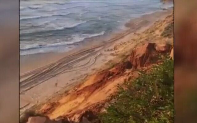 Une falaise côtière s'est effondrée à Netanya, le 21 avril 2023. (Capture d'écran de la Douzième chaîne : utilisée conformément à l'article 27a de la loi sur le droit d'auteur) Une falaise côtière s'est effondrée à Netanya, le 21 avril 2023. (Capture d'écran de la Douzième chaîne : utilisée conformément à l'article 27a de la loi sur le droit d'auteur)