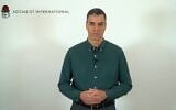 Le Premier ministre espagnol Pedro Sanchez offrant un message de soutien aux manifestants israéliens contre la réforme du système judiciaire, le 29 avril 2023. (Crédit : Capture d'écran de la vidéo Twitter ; utilisée conformément à l'article 27a de la loi sur les droits d'auteur)