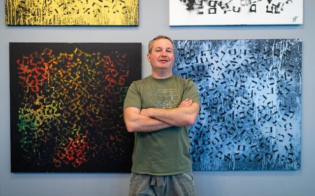 L’artiste David Roytman dans sa nouvelle galerie à New York, le 15 mars 2023. (Crédit : Luke Tress/Times of Israel) L’artiste David Roytman dans sa nouvelle galerie à New York, le 15 mars 2023. (Crédit : Luke Tress/Times of Israel)