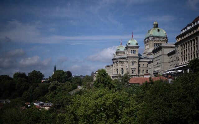 Illustration : Le Parlement suisse, à Berne, le 15 août 2022. (Crédit : Fabrice Coffrini/AFP)
