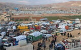 Des réfugiés syriens se préparent à quitter le Liban vers le territoire syrien par le point de passage de Wadi Hamid, à Arsal, le 26 octobre 2022. (Crédit : AFP)