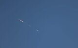 Un météore brillant passe au-dessus du ciel d’Israël, le 15 avril 2023. (Avec l’aimable autorisation d’Ofer Gabzo via l’Association astronomique israélienne; utilisé conformément à l’article 27a de la Loi sur les droits d’auteur)