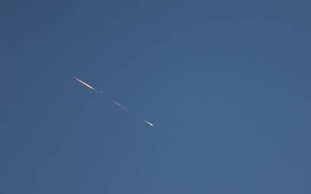 Un météore brillant passe au-dessus du ciel d’Israël, le 15 avril 2023. (Avec l’aimable autorisation d’Ofer Gabzo via l’Association astronomique israélienne; utilisé conformément à l’article 27a de la Loi sur les droits d’auteur) Un météore brillant passe au-dessus du ciel d’Israël, le 15 avril 2023. (Avec l’aimable autorisation d’Ofer Gabzo via l’Association astronomique israélienne; utilisé conformément à l’article 27a de la Loi sur les droits d’auteur)