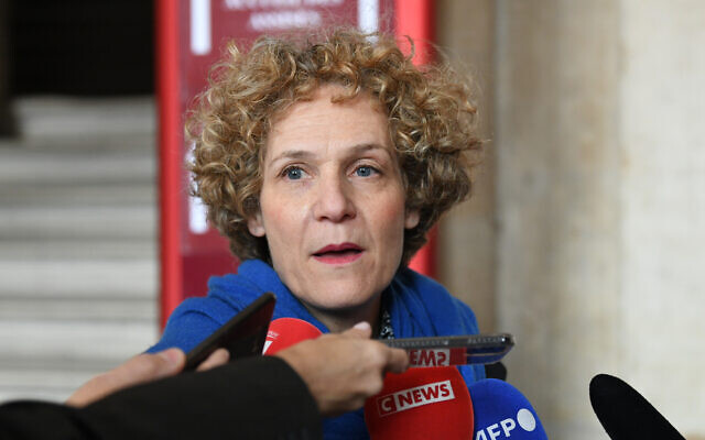La victime Corinne Adler, alors âgée de 13 ans, s'exprime devant la presse à l'ouverture du procès par contumace des accusés de l'attentat de 1980 contre la synagogue de la rue Copernic, au palais de justice de Paris, le 3 avril 2023. (Crédit : BERTRAND GUAY / AFP) La victime Corinne Adler, alors âgée de 13 ans, s'exprime devant la presse à l'ouverture du procès par contumace des accusés de l'attentat de 1980 contre la synagogue de la rue Copernic, au palais de justice de Paris, le 3 avril 2023. (Crédit : BERTRAND GUAY / AFP)