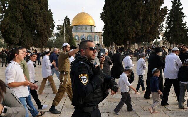 Les forces de sécurité israéliennes escortant les visiteurs juifs sur le mont du Temple, pendant le ramadan, qui coïncide cette année avec la fête de Pessah, à Jérusalem, le 9 avril 2023. (Crédit : Ahmad Gharabli/AFP) Les forces de sécurité israéliennes escortant les visiteurs juifs sur le mont du Temple, pendant le ramadan, qui coïncide cette année avec la fête de Pessah, à Jérusalem, le 9 avril 2023. (Crédit : Ahmad Gharabli/AFP)