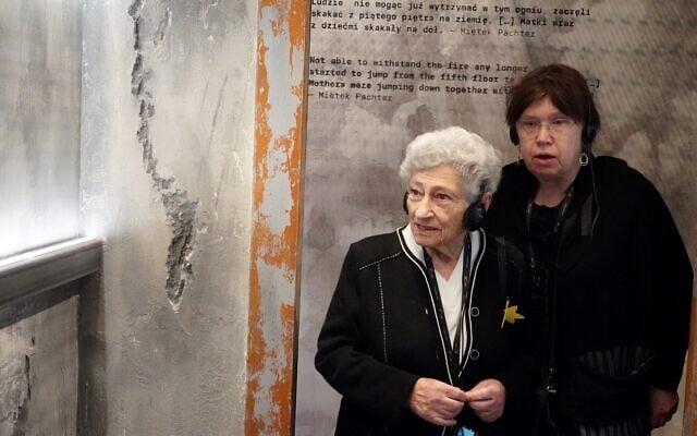 Krystyna Budnicka, à gauche, 91 ans, survivante du soulèvement du ghetto de Varsovie en 1943, visitant l'exposition "Autour de nous une mer de feu", au Musée Polin de Varsovie, en Pologne, le 13 avril 2023. (Crédit : Janek Skarzynski/AFP) Krystyna Budnicka, à gauche, 91 ans, survivante du soulèvement du ghetto de Varsovie en 1943, visitant l'exposition "Autour de nous une mer de feu", au Musée Polin de Varsovie, en Pologne, le 13 avril 2023. (Crédit : Janek Skarzynski/AFP)