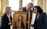 La ministre française de la Culture Rima Abdul-Malak, Felix de Marez Oyens et son épouse Theodora de Marez Oyens, représentant les héritiers d'Ernst et Agathe Saulmann et Harry Fuld junior, lors d'une cérémonie de restitution de trois œuvres d'art spoliés à des Juifs allemands par les nazis entre 1933 et 1945, à Paris, le 18 avril 2023. (Crédit : ALAIN JOCARD / AFP)