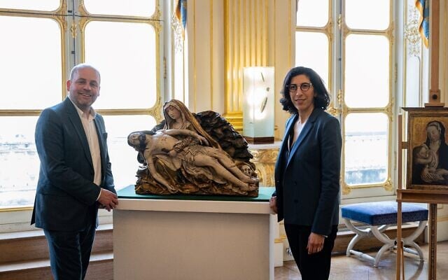 La ministre française de la Culture Rima Abdul-Malak et le directeur général du Magen David Adom UK, Daniel Burger, lors d'une cérémonie de restitution de trois œuvres d'art pillées à des Juifs allemands par les nazis entre 1933 et 1945, à Paris, le 18 avril 2023. (Crédit : ALAIN JOCARD / AFP) La ministre française de la Culture Rima Abdul-Malak et le directeur général du Magen David Adom UK, Daniel Burger, lors d'une cérémonie de restitution de trois œuvres d'art pillées à des Juifs allemands par les nazis entre 1933 et 1945, à Paris, le 18 avril 2023. (Crédit : ALAIN JOCARD / AFP)