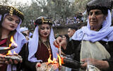 Des Yazidis irakiens allument des bougies lors d'une cérémonie marquant le Nouvel An Yazidi à l'extérieur du temple de Lalish dans une vallée près de la ville kurde de Dohuk, le 18 avril 2023. Les Yazidis, qui sont environ 1,6 million, commémorent l'arrivée de la lumière dans le monde lors des célébrations du nouvel an. (Crédit : Safin HAMED / AFP)