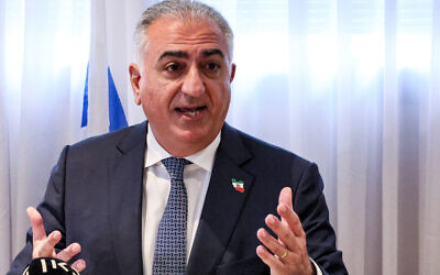 Reza Pahlavi, fils aîné du dernier Shah d'Iran, s'adresse aux journalistes à Tel Aviv le 19 avril 2023. (Crédit : JACK GUEZ / AFP)