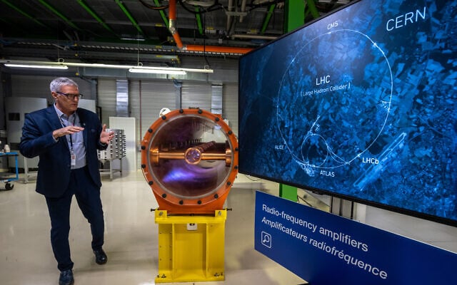 Eric Montesinos, responsable des radiofréquences du CERN, à côté d'une carte de l'actuel Grand collisionneur de hadrons (LHC) lors d'un voyage de presse à l'Organisation européenne pour la recherche nucléaire du CERN sur l'étude de faisabilité du futur collisionneur circulaire (FCC), à Genève, le 19 avril 2023. (Crédit : Fabrice COFFRINI / AFP) Eric Montesinos, responsable des radiofréquences du CERN, à côté d'une carte de l'actuel Grand collisionneur de hadrons (LHC) lors d'un voyage de presse à l'Organisation européenne pour la recherche nucléaire du CERN sur l'étude de faisabilité du futur collisionneur circulaire (FCC), à Genève, le 19 avril 2023. (Crédit : Fabrice COFFRINI / AFP)