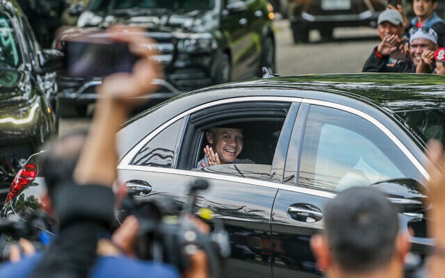 Le gouverneur de Java central, Ganjar Pranowo, salue les journalistes après avoir été choisi par le plus grand parti politique du pays, le Parti démocratique indonésien de la lutte, comme candidat à l'élection présidentielle de 2024, à Bogor, le 21 avril 2023. (Crédit : Aditya Aji/AFP) Le gouverneur de Java central, Ganjar Pranowo, salue les journalistes après avoir été choisi par le plus grand parti politique du pays, le Parti démocratique indonésien de la lutte, comme candidat à l'élection présidentielle de 2024, à Bogor, le 21 avril 2023. (Crédit : Aditya Aji/AFP)