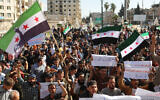 Des Syriens manifestant contre un dégel des liens entre plusieurs pays arabes et le régime du dictateur syrien Bashar el-Assad, dans la ville d'Idleb, tenue par les rebelles, le 23 avril 2023. (Crédit : Aaref Watad/AFP)