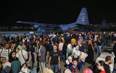 Des personnes évacuées du Soudan arrivent à l'aéroport militaire d'Amman le 24 avril 2023. (Crédit : Khalil MAZRAAWI / AFP)