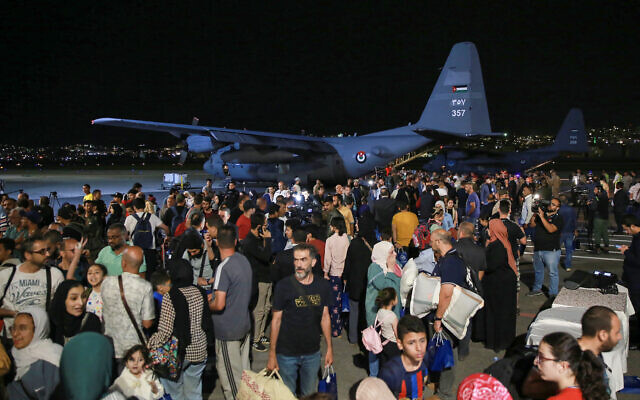Des personnes évacuées du Soudan arrivent à l'aéroport militaire d'Amman le 24 avril 2023. (Crédit : Khalil MAZRAAWI / AFP) Des personnes évacuées du Soudan arrivent à l'aéroport militaire d'Amman le 24 avril 2023. (Crédit : Khalil MAZRAAWI / AFP)