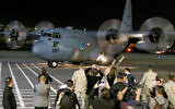 Un avion militaire jordanien transportant des personnes évacuées du Soudan arrive à un aéroport d'Amman, le 24 avril 2023. (Crédit : Khalil MAZRAAWI / AFP)