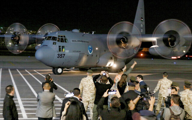 Un avion militaire jordanien transportant des personnes évacuées du Soudan arrive à un aéroport d'Amman, le 24 avril 2023. (Crédit : Khalil MAZRAAWI / AFP)