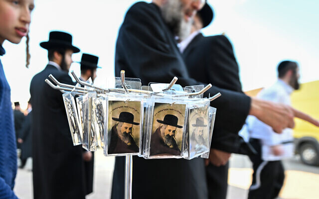 Des cartes souvenirs à l'effigie du rabbin Yeshaya Steiner, également connu sous le nom de Rebbe Shayale, sont exposées à la vente devant son ancienne maison dans le village de Bodrogkeresztur, en Hongrie, le 23 avril 2023, lors d'un pèlerinage de juifs hassidiques à l'occasion du 98e anniversaire de la mort du rabbin Steiner.(Crédit :ATTILA KISBENEDEK / AFP) Des cartes souvenirs à l'effigie du rabbin Yeshaya Steiner, également connu sous le nom de Rebbe Shayale, sont exposées à la vente devant son ancienne maison dans le village de Bodrogkeresztur, en Hongrie, le 23 avril 2023, lors d'un pèlerinage de juifs hassidiques à l'occasion du 98e anniversaire de la mort du rabbin Steiner.(Crédit :ATTILA KISBENEDEK / AFP)