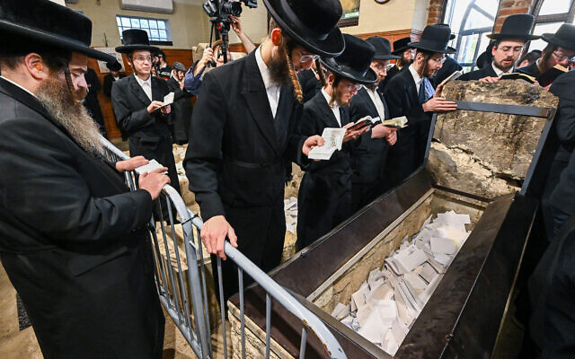 Des Juifs hassidiques prient devant la tombe de feu le rabbin miracle Yeshaya Steiner, également connu sous le nom de Rebbe Shayale, dans le village de Bodrogkeresztur, en Hongrie, le 23 avril 2023, lors d'un pèlerinage de juifs hassidiques à l'occasion du 98e anniversaire de la mort du rabbin Steiner. (Crédit : ATTILA KISBENEDEK / AFP) Des Juifs hassidiques prient devant la tombe de feu le rabbin miracle Yeshaya Steiner, également connu sous le nom de Rebbe Shayale, dans le village de Bodrogkeresztur, en Hongrie, le 23 avril 2023, lors d'un pèlerinage de juifs hassidiques à l'occasion du 98e anniversaire de la mort du rabbin Steiner. (Crédit : ATTILA KISBENEDEK / AFP)