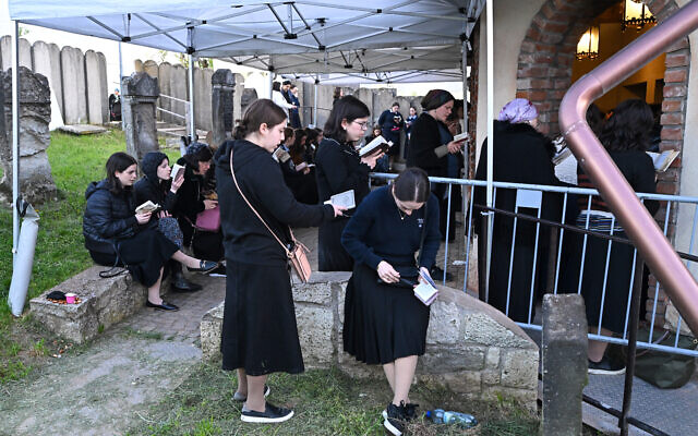 Des Juifs hassidiques prient près de la tombe de feu le rabbin miracle Yeshaya Steiner, également connu sous le nom de Rebbe Shayale, dans le village de Bodrogkeresztur, en Hongrie, le 23 avril 2023, lors d'un pèlerinage de juifs hassidiques à l'occasion du 98e anniversaire de la mort du rabbin Steiner. (Crédit : ATTILA KISBENEDEK / AFP) Des Juifs hassidiques prient près de la tombe de feu le rabbin miracle Yeshaya Steiner, également connu sous le nom de Rebbe Shayale, dans le village de Bodrogkeresztur, en Hongrie, le 23 avril 2023, lors d'un pèlerinage de juifs hassidiques à l'occasion du 98e anniversaire de la mort du rabbin Steiner. (Crédit : ATTILA KISBENEDEK / AFP)