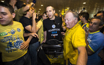 (FILES) Des supporters accueillent l'entraîneur principal du Maccabi Tel Aviv, David Blatt, alors que l'équipe de basket-ball israélienne arrive à l'aéroport Ben Gurion, le 19 mai 2014, après avoir remporté le match de basket-ball du Final Four de l'Euroleague 2014 contre le Real Madrid. Maccabi Tel Aviv a gagné 98 - 86. (Crédit : Jack GUEZ / AFP)