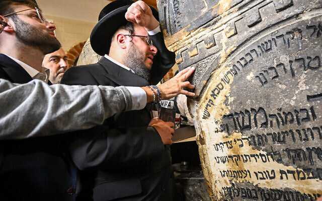 Des Juifs hassidiques prient près de la tombe de feu le rabbin miracle Yeshaya Steiner, également connu sous le nom de Rebbe Shayale, dans le village de Bodrogkeresztur, en Hongrie, le 23 avril 2023, lors d'un pèlerinage de juifs hassidiques à l'occasion du 98e anniversaire de la mort du rabbin Steiner. (Crédit : ATTILA KISBENEDEK / AFP) Des Juifs hassidiques prient près de la tombe de feu le rabbin miracle Yeshaya Steiner, également connu sous le nom de Rebbe Shayale, dans le village de Bodrogkeresztur, en Hongrie, le 23 avril 2023, lors d'un pèlerinage de juifs hassidiques à l'occasion du 98e anniversaire de la mort du rabbin Steiner. (Crédit : ATTILA KISBENEDEK / AFP)