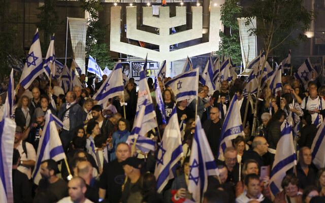 Manifestation à Tel Aviv contre la refonte judiciaire pendant Yom HaAtsmaout, le 25 avril 2023. (Crédit : JACK GUEZ / AFP) Manifestation à Tel Aviv contre la refonte judiciaire pendant Yom HaAtsmaout, le 25 avril 2023. (Crédit : JACK GUEZ / AFP)