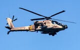 Un hélicoptère Apache AH-64 Apache pendant un spectacle aérien organisé pour Yom HaAtsmatout, à Tel Aviv, le 26 avril 2023. (Crédit : Jack Guez/AFP)
