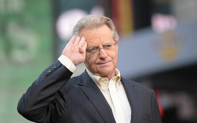 Sur cette photo prise le 11 octobre 2010, l’animateur de télévision Jerry Springer célèbre le 20e anniversaire du Jerry Springer Show sur Military Island, à Times Square, à New York. (Crédit : Michael loccisano / Getty Images North America / AFP) Sur cette photo prise le 11 octobre 2010, l’animateur de télévision Jerry Springer célèbre le 20e anniversaire du Jerry Springer Show sur Military Island, à Times Square, à New York. (Crédit : Michael loccisano / Getty Images North America / AFP)