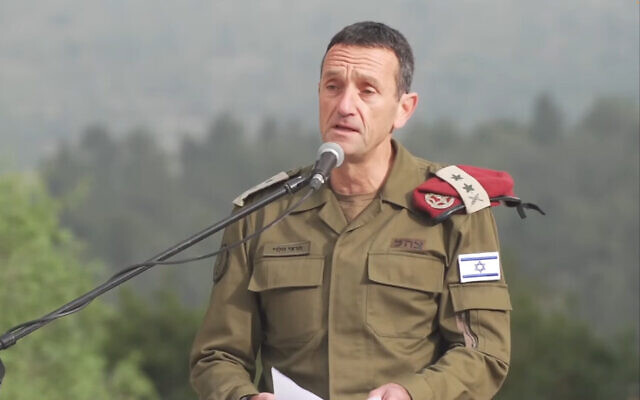 Le chef d'état-major de Tsahal, Herzi Halevi, s'adressant aux troupes avant une marche militaire, le 20 avril 2023. (Crédit : Armée israélienne) Le chef d'état-major de Tsahal, Herzi Halevi, s'adressant aux troupes avant une marche militaire, le 20 avril 2023. (Crédit : Armée israélienne)