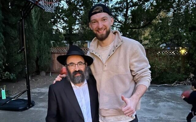 Le rabbin Mendy Cohen est dépassé d'une bonne tête par le pivot des Kings, Domantas Sabonis, qui a assisté à la fête de Pourim Chabad de Sacramento le 7 mars 2023. (Autorisation : Chabad de Sacramento via la JTA) Le rabbin Mendy Cohen est dépassé d'une bonne tête par le pivot des Kings, Domantas Sabonis, qui a assisté à la fête de Pourim Chabad de Sacramento le 7 mars 2023. (Autorisation : Chabad de Sacramento via la JTA)